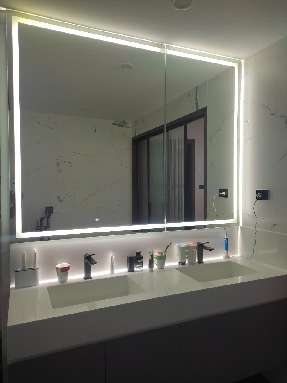 Gương LED hai đường lắp thực tế