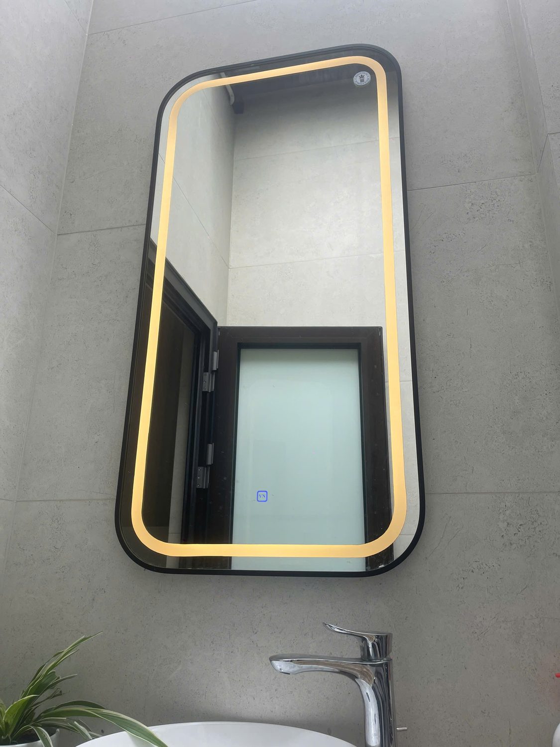 Gương LED chữ nhật bo góc lắp thực tế