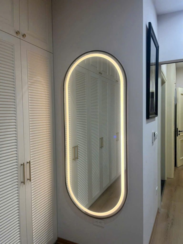 Gương LED dáng bo tròn hai đầu lắp thực tế