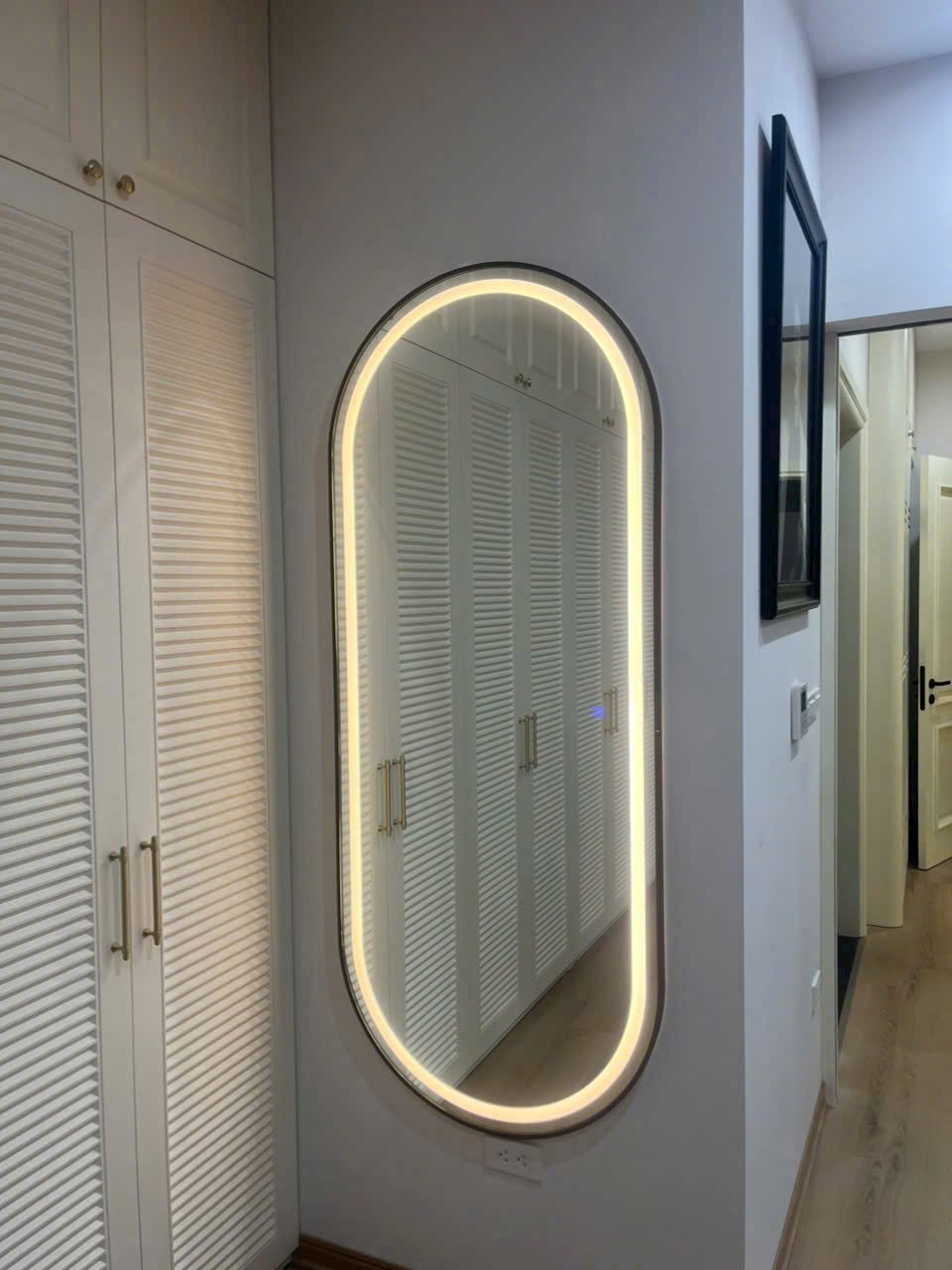 Gương LED dáng bo tròn hai đầu lắp thực tế