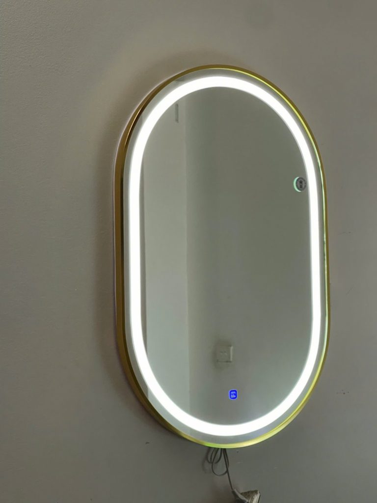Gương LED dáng bo tròn hai đầu lắp thực tế