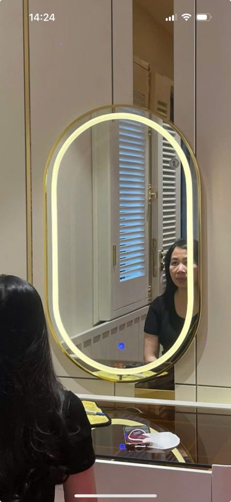 Gương LED dáng bo tròn hai đầu lắp thực tế