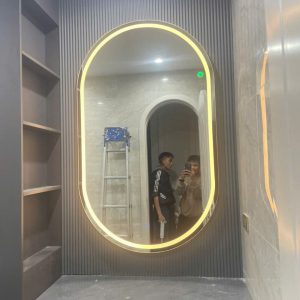 Gương LED dáng bo tròn hai đầu lắp thực tế