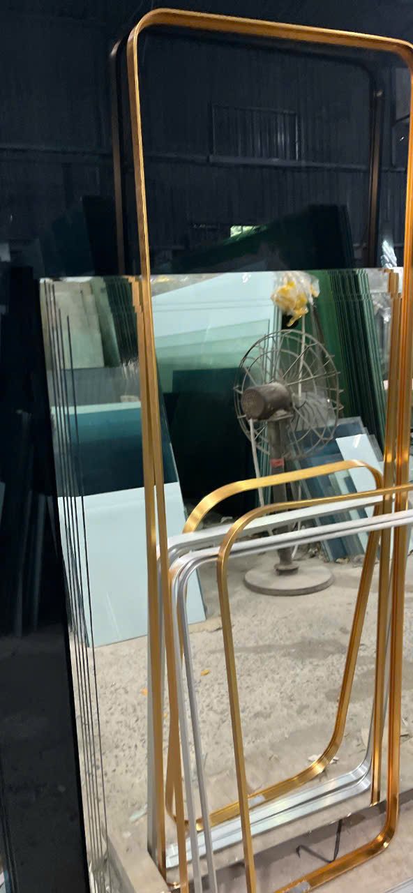 Khung gương và phôi kính tại xưởng