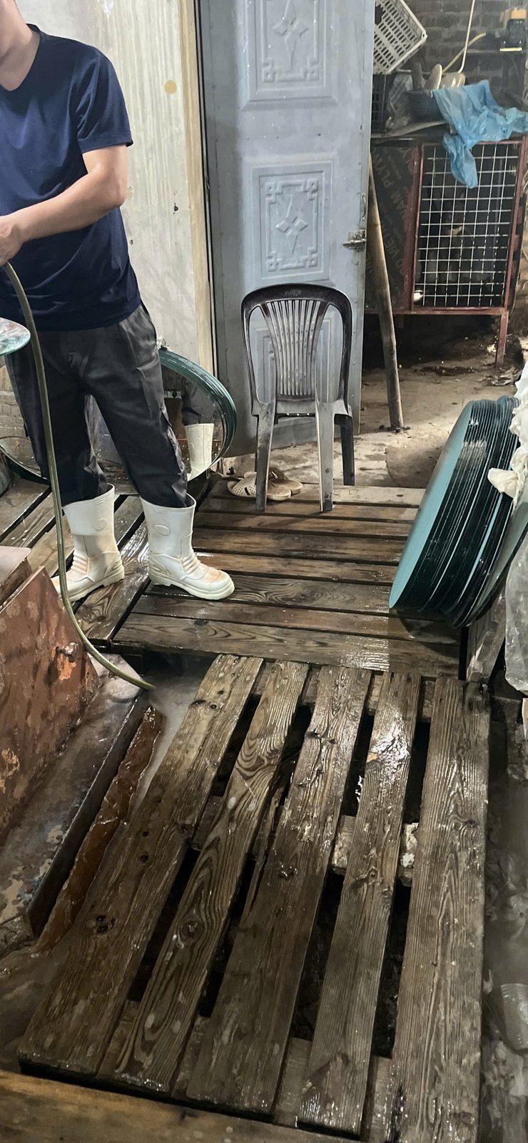Kính đặt trên pallet gỗ tại xưởng